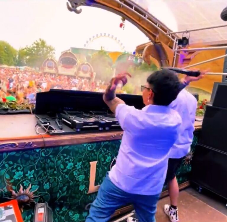 Read more about the article “WEIRD GENIUS” – Pakai Seragam SMA di Panggung Tomorrowland.
